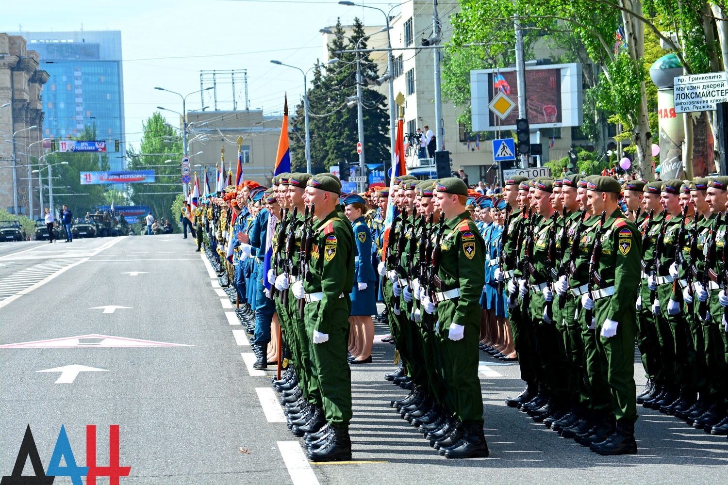 Парад-Победы-в Донецке