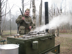 ВОЙНА-ВОЙНОЙ, А ОБЕД - ПО РАСПИСАНИЮ